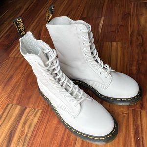 NWOT Doc Martens Smooth Leather Lace Up Boots